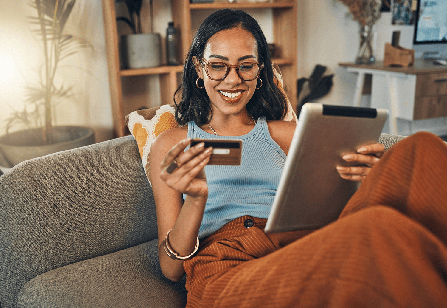 woman using credit card to buy on tablet-min